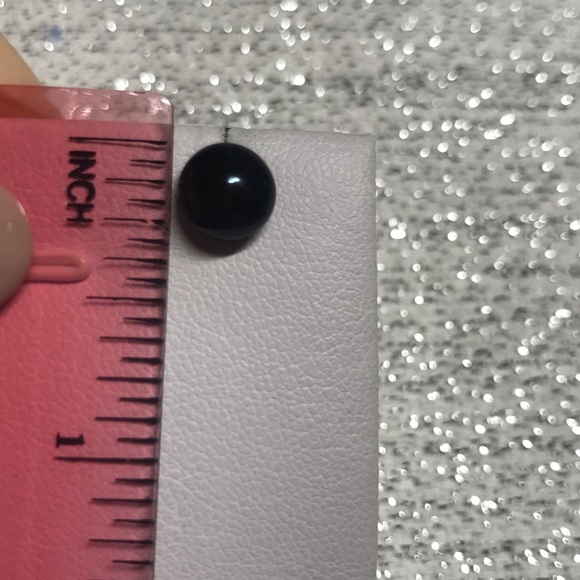 🌟 Black Freshwater Pearl Stud Earrings - Picture 3 of 3